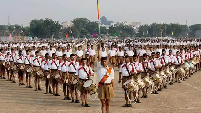 खाकी परिधान में RSS के सदस्य.