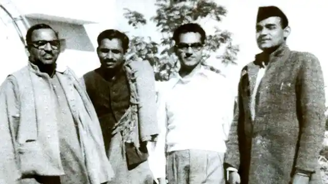 दीनदयाल के साथी और दोस्त उनके मजबूत विचारों और राजनीतिक नजरिये से काफी प्रभावित थे. यहां उनको पूर्व प्रधानमंत्री अटल बिहारी वाजपेयी के साथ देखा जा सकता है