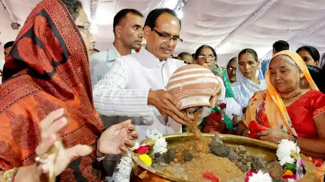 शौर्य स्मारक में शहीदों के गांवों की मिट्टी इकठ्ठा करते सीएम शिवराज सिंह चौहान 