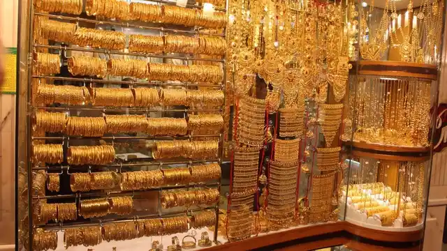 कई लोग इस दिन सोने के आभूषण खरीदते हैं 