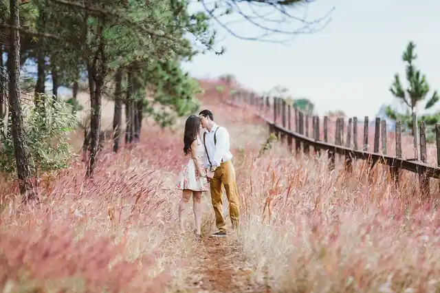 ये तो प्यार का आवेश ही तय करता है कि <b>किस</b> शरीर के किस अंग पर लिया जाना है