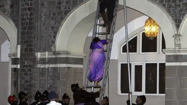 ताज महल होटल से महिला को बाहर निकालते एनएसजी के कमांडो