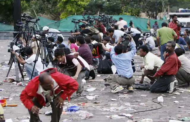 ताज होटल के बाहर गोलीबारी के बीच कवरेज करते पत्रकार