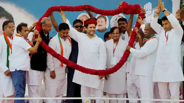 राहुल गांधी का स्वागत करते पार्टी के सीनियर नेता