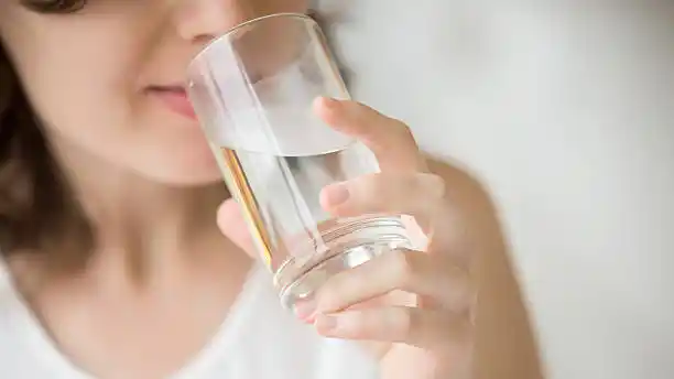 खाली पेट पानी पीना सेहत के लिए फायदेमंद होता है.