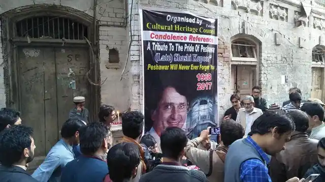 कपूर हवेली के बाहर लगे बैनर में लिखा है- ‘<b>पेशावर आपको कभी नहीं भूलेगा</b>’