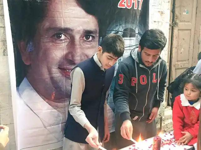 कपूर हवेली के बाहर कैंडल जलाते लोग
