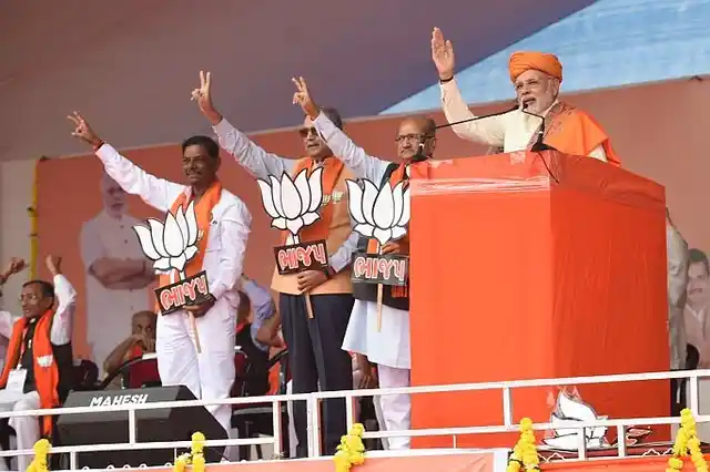 गुजरात के धांधुका में एक चुनावी रैली में पीएम मोदी.
