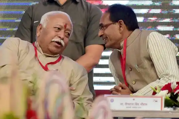 मोहन भागवत से गुफ्तगू करते शिवराज सिंह चौहान