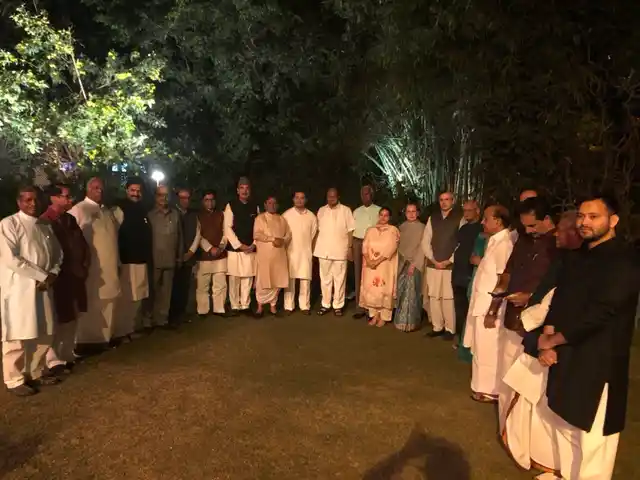 यूपीए अध्यक्ष सोनिया गांधी के आवास पर विपक्षी नेताओं का जमावड़ा