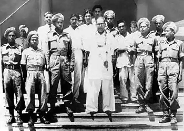 डॉ. बीआर अंबेडकर ने आज़ादी के मुकाबले, यदि आज़ादी का एकमात्र मतलब बहुसंख्यक-मात्र की सरकारें होती हो, ब्रिटिश शासन का असाधारण रूप से समर्थन किया.