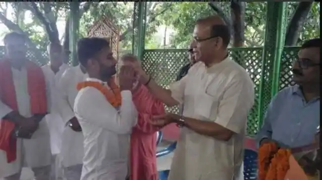 दोषियों का मिठाई खिलाकर स्वागत करते जयंत सिन्हा