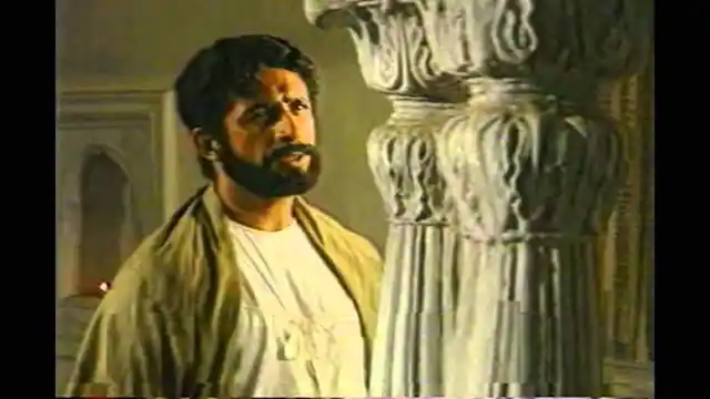 नसीरुद्दीन शाह ने टीवी सीरीज मिर्जा गालिब (1988) में मिर्जा गालिब की भूमिका निभाई थी