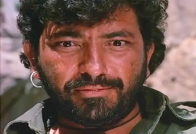 अमजद खान ने शोले (1975) में गब्बर का किरदार निभाया, इस रोल पर संजीव कुमार की नजर थी.