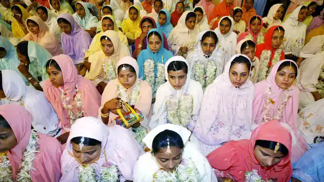 बोहरा दाऊदी समाज की महिलाएं धार्मिक आयोजन में हिस्सा लेते हुए