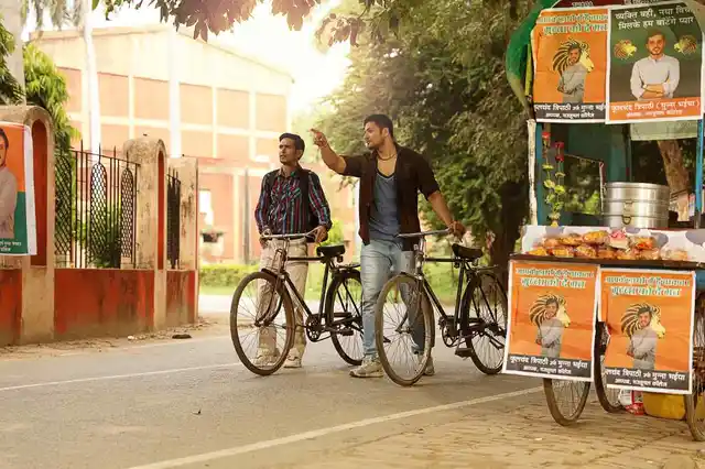 सीरीज में विक्रांत मेस्सी और अली फजल का एक सीन