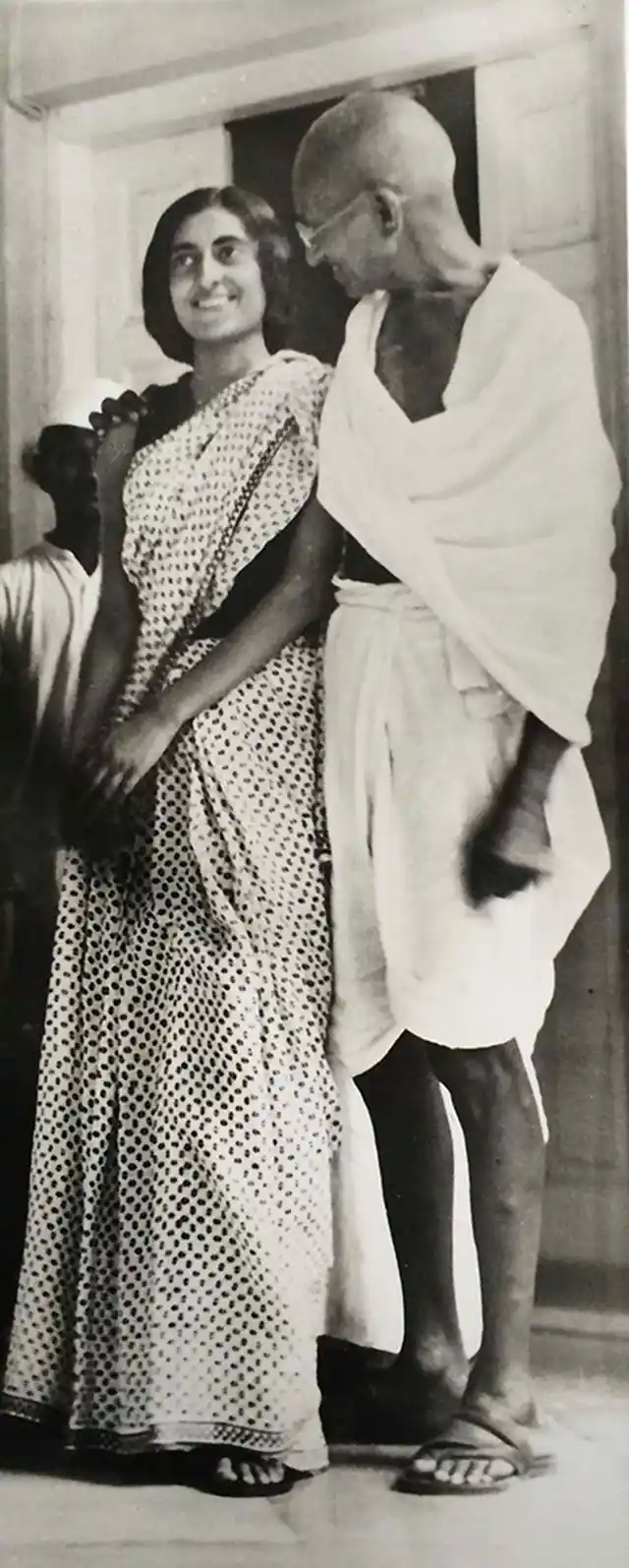 1935: महात्मा गांधी के साथ इंदिरा की अपने घर में एक तस्वीर. ‘इंदू’ के नाम से जानी जाने वाली इंदिरा गांधी बापू से बहुत प्रभावित थीं. 