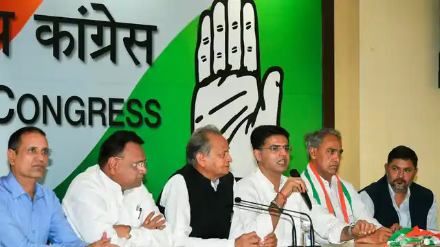 अशोक गहलोत और सचिन पायलट राजस्थान कांग्रेस के नेताओं के साथ