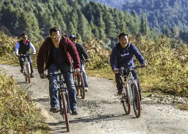 बॉलीवुड एक्टर सलमान खान, केंद्रीय मंत्री किरण रिजिजू और अरुणाचल प्रदेश के सीएम पेमा खांडू MTB Arunachal Hornbills Flight 2018 के समापन पर एक साथ साइकलिंग करते हुए. ये फोटो 22 नवंबर को लिया गया.