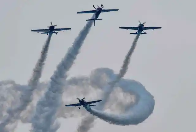 23 नवंबर को आंध्र प्रदेश टूरिज्म अथॉरिटी ने विजयवाड़ में एक एयर शो का आयोजन किया. जहां हवाई जहाजों ने कई शानदार करतब दिखाए.
