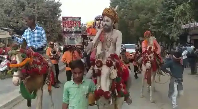 गाजे- बाजे,हाथी- घोड़ों के साथ शाही अंदाज में संतों का शहर में प्रवेश के दौरान पब्लिक ने फूलों की बारिश कर उनका स्वागत किया.