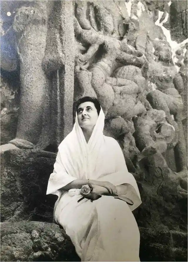 1961: महाराष्ट्र के एलोर में इंदिरा गांधी. ये तस्वीर उनके बेटे राजीव गांधी ने ली थी.