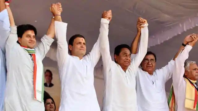 मध्यप्रदेश में चुनाव प्रचार के दौरान कांग्रेस नेताओं के साथ राहुल गांधी