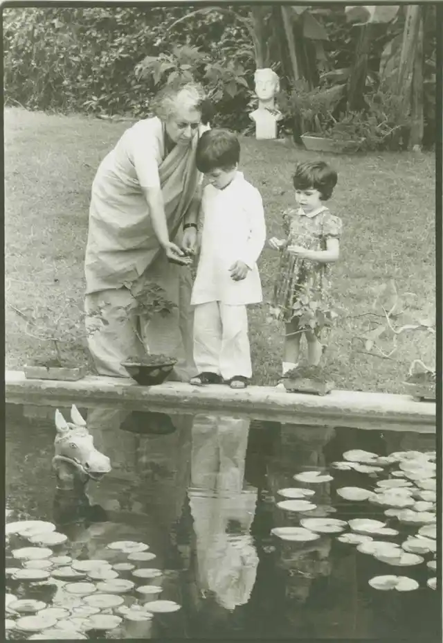 1975: अपने पोता-पोती राहुल और प्रियंका के साथ इंदिरा गांधी. ये उनके गर का कमल तालाब है. उनका पूरा परिवार उन्हीं के साथ रहता था. जब भी उन्हें वक्त मिलता तो वो अपने परिवार के साथ समय बिताती थीं.