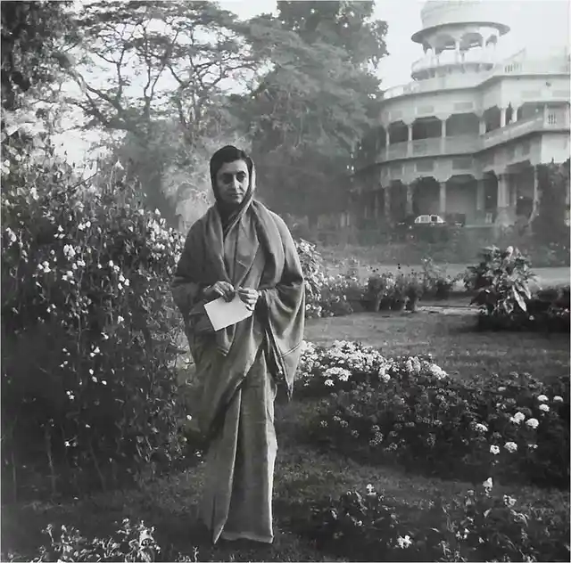 1959: इलाहबाद के आनंद भवन के लॉन में खड़ी हुई इंदिरा गांधी. इस फोटो में पीछे उनका पुराना घर दिख रहा है.