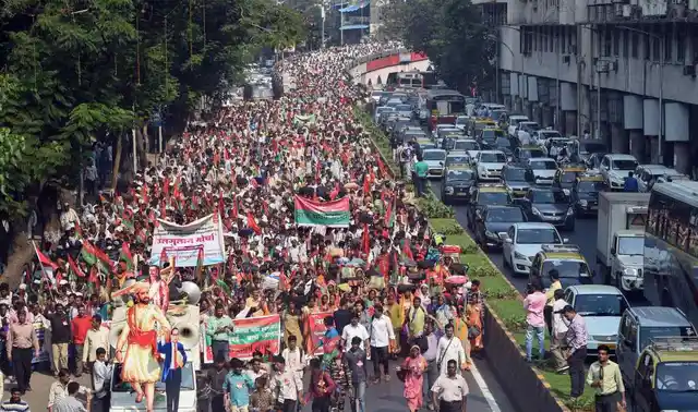 22 नवंबर को मुंबई में बड़ी संख्या में किसानों और आदिवासियों ने अपनी मांगो के लिए प्रदर्शन किया. इनकी मांगें हैं कि इन्हें फसल के अच्छे दाम मिलें, किसानों को कर्ज से माफी मिले और जंगलों का अधिकार आदिवासियों को मिले.