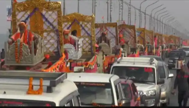कुंभ मेले का आगाज-शाही अंदाज़ में संतो का नगर प्रवेश,गोल्डन बाबा पर चमकी आंखे