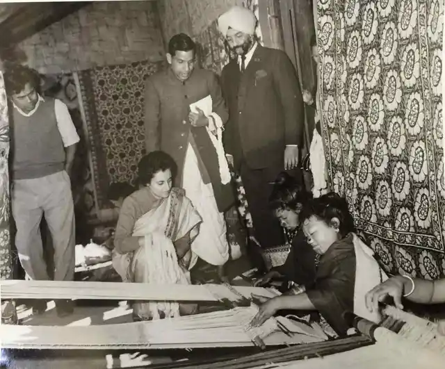 1964: नॉर्थ-ईस्ट के अपतनी समुदाय के बुनकरों के साथ इंदिरा गांधी. उन्होंने हमेशा हैंडलूम उत्पादों की सराहना की थी, और इस उद्योग की एक बड़ी संरक्षक थीं