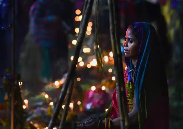 छठ के मौके पर गाजियाबाद में हिंडन नदी पर पूजा करती श्रद्धालु (फोटोः 14 नवंबर)