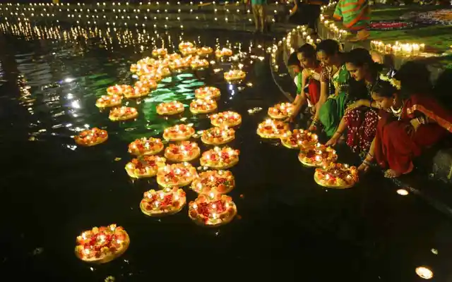 मुंबई में 22 नवंबर को देव दिवाली के मौके पर बनगंगा तालाब में दिए जलाती हुई महिलाएं