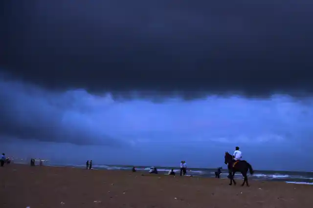 साइक्लोन गाजा आने से पहले चेन्नई के मरीना बीच पर छाए घने बादल (फोटोः 14 नवंबर)