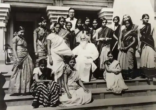 1934-35: शांतिनिकेतन में रबिंद्रनाथ टैगोर के साथ इंदिरा गांधी. अपने कई लेख में इंदिरा ने शांतिनिकेतन का जिक्र किया है जहां वो कुछ समय के लिए पढ़ाई करने के लिए गई थीं. 