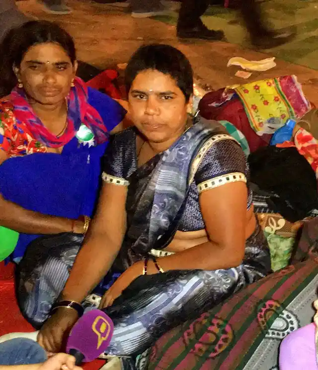 सरोजा के पास 12 साल के बेटे और बूढ़ी सास की जिम्मेदारी है.