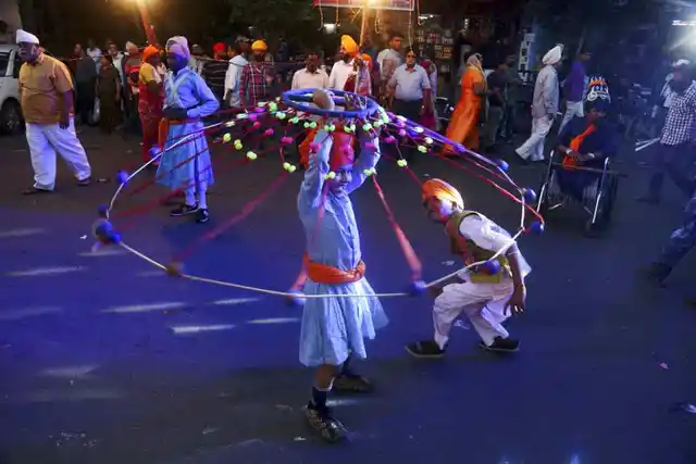 23 नवंबर को सिख धर्म के प्रथम गुरू, गुरू नानक देव की जयंती के मौके पर मार्शल आर्ट्स परफॉर्म करता हुआ एक छोटा सा बच्चा.
