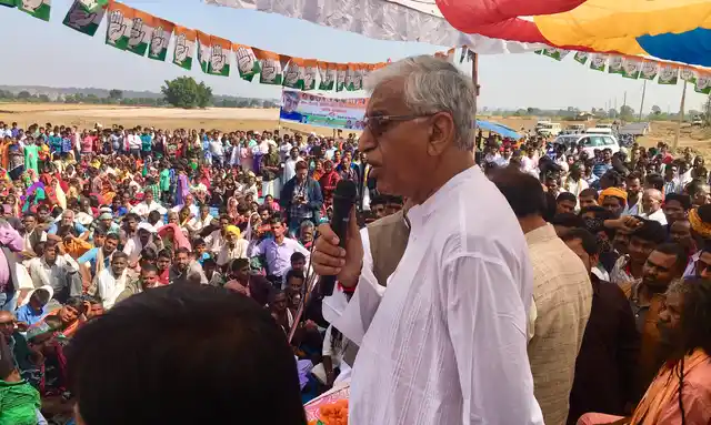 जनसभा को संबोधित करते कांग्रेस नेता टीएस सिंह देव