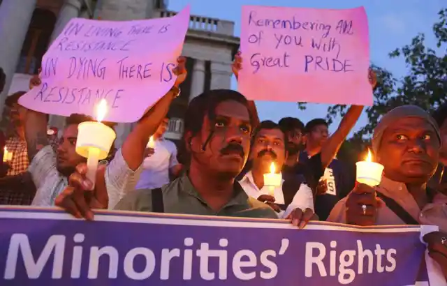20 नवंबर को बेंगलुरू में ट्रांसजेंडर-डे के मौके पर ट्रांसजेंडर समुदाय से जुड़े लोग हाथ में बैनर-पोस्टर थामकर एक कैंडल मार्च निकालते हुए