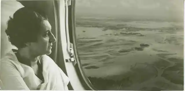 1966: भारत के प्रधानमंत्री के तौर पर उत्तरप्रदेश और बिहार में आई बाढ़ का सर्वे करती हुईं इंदिरा गांधी
