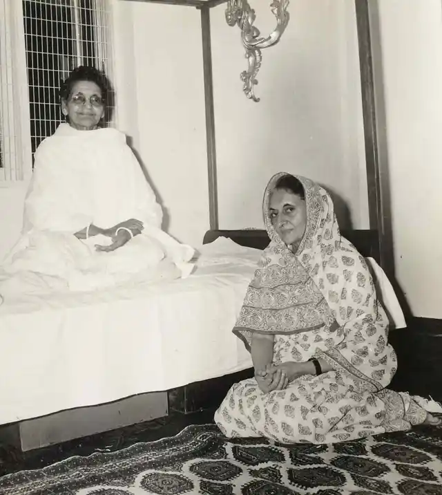 1982: हरिद्वार में अपनी आध्यात्मिक गुरु आनंदामयी मां के साथ इंदिरा गांधी. इंदिरा ने खुलेआम ये बात स्वीकार की थी कि वो अपनी गुरू से बहुत ज्यादा प्रभावित थीं और उनके बताए रास्ते पर चलती थीं.