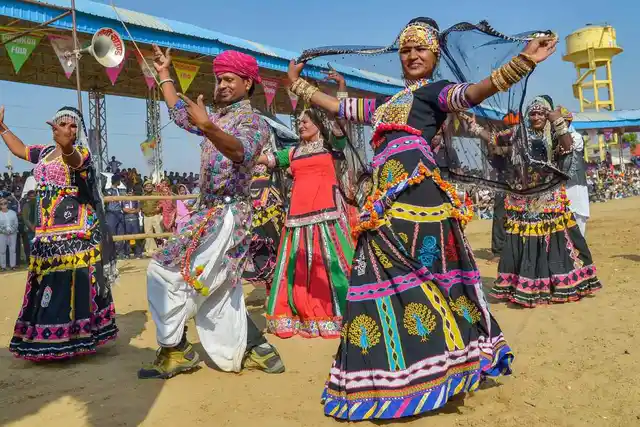 23 नवंबर को पुष्कर मेले के समापन समारोह में राजस्थान का एक पारंपरिक डांस करते हुए कलाकार 