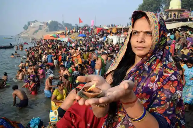 23 नवंबर को इलाहबाद में कार्तिक पूर्णिमा के मौके पर यमुना नदी के किनारे प्रार्थना करती हुई एक भारतीय महिला