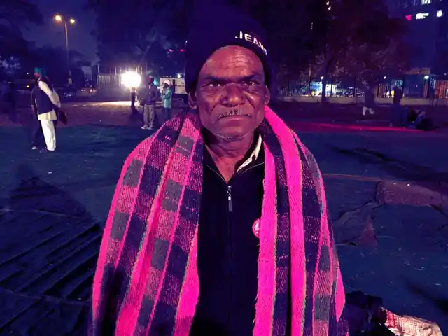भाउसाहेब के पास 5 एकड़ जमीन है और वो मक्के, गेहूं और सोयाबीन की खेती करते हैं.