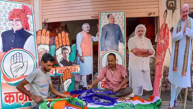 राजस्थान में चुनाव से जुड़ी सामग्री बनाने वाले लोग