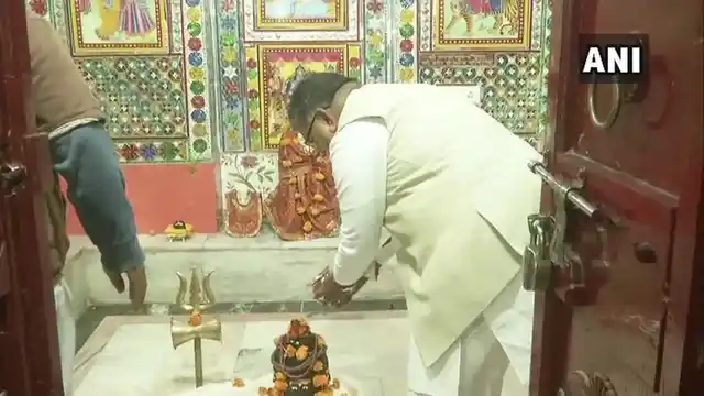 भगवान शिव के दर्शन करते हुए कटारिया