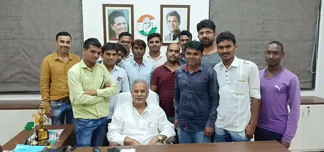 पार्टी के युवा कार्यकर्ताओं के साथ भूपेश बघेल