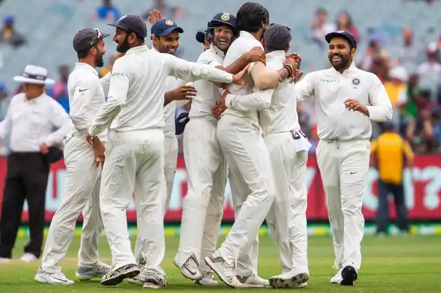 मेलबर्न टेस्ट में जीत हासिल करने के बाद खुशी में एक-दूसरे को गले लगाते हुए भारतीय खिलाड़ी