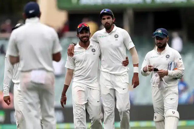 एडिलेड टेस्ट के दूसरे दिन अश्विन ने झटके तीन विकेट तो वहीं बुमराह और ईशांत को मिले 2-2 विकेट 